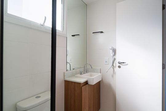Banheiro de kitnet/studio para alugar com 1 quarto, 27m² em Bela Vista, São Paulo