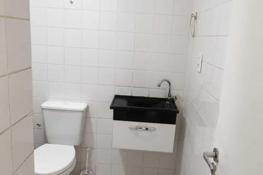 Banheiro de apartamento à venda com 2 quartos, 52m² em Conjunto Residencial José Bonifácio, São Paulo
