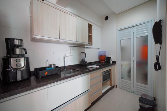 Cozinha de apartamento para alugar com 1 quarto, 53m² em Campeche, Florianópolis