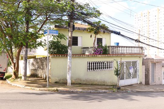 Fachada do imóvel - Placa instalada no portão do imóvel - Código da placa: WYNY-1095 de casa à venda com 4 quartos, 200m² em Itaquera, São Paulo