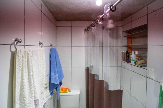 Banheiro social de casa à venda com 3 quartos, 240m² em Taboão, Diadema
