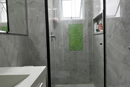 Banheiro de apartamento à venda com 2 quartos, 56m² em Jardim Cristiane, Santo André