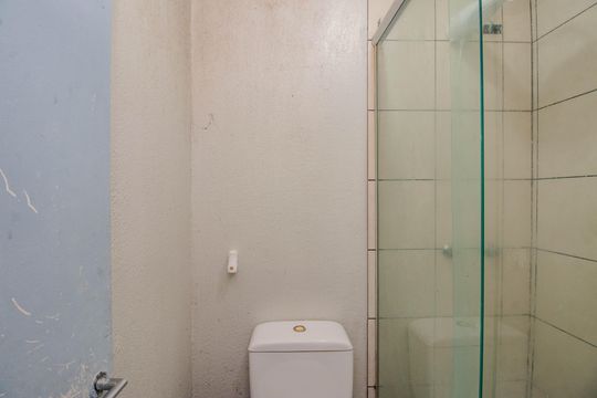 Banheiro Corredor / Suíte Americana de casa de condomínio à venda com 3 quartos, 86m² em Jardim Itu, Porto Alegre