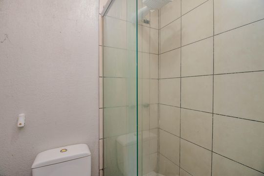 Banheiro Corredor / Suíte Americana de casa de condomínio à venda com 3 quartos, 86m² em Jardim Itu, Porto Alegre