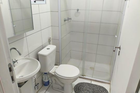 Banheiro de apartamento para alugar com 2 quartos, 50m² em Taquara, Rio de Janeiro