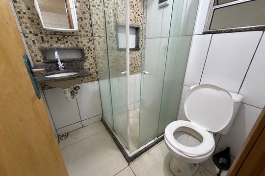 Banheiro de kitnet/studio para alugar com 1 quarto, 42m² em Recreio, Rio de Janeiro
