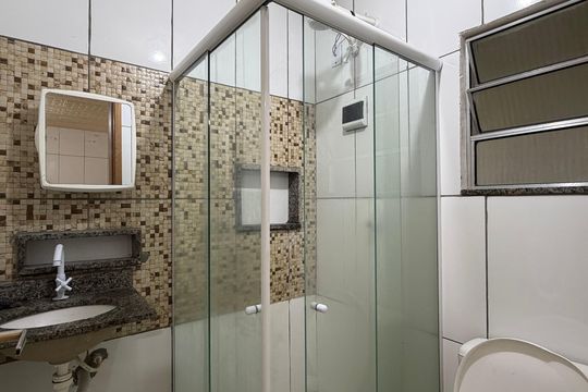 Banheiro de kitnet/studio para alugar com 1 quarto, 42m² em Recreio, Rio de Janeiro