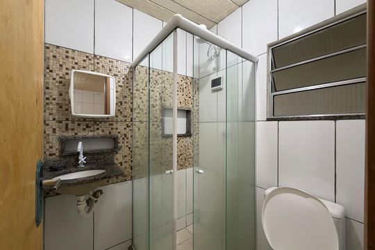 Banheiro de kitnet/studio para alugar com 1 quarto, 42m² em Recreio, Rio de Janeiro