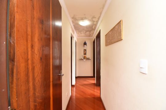 Corredor de apartamento para alugar com 3 quartos, 99m² em Boa Vista, Curitiba