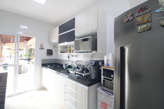Cozinha de casa de condomínio à venda com 3 quartos, 90m² em Rio Bonito, São Paulo