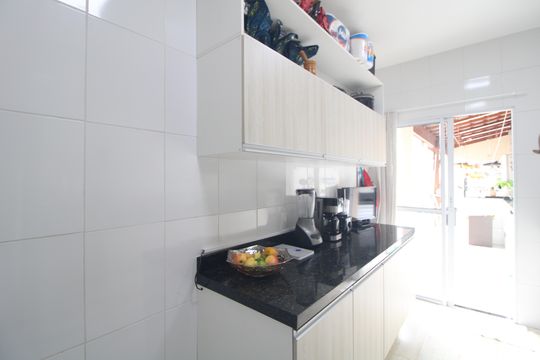 Cozinha de casa de condomínio à venda com 3 quartos, 90m² em Rio Bonito, São Paulo