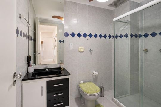 Banheiro 2 de apartamento para alugar com 2 quartos, 73m² em Cristal, Porto Alegre