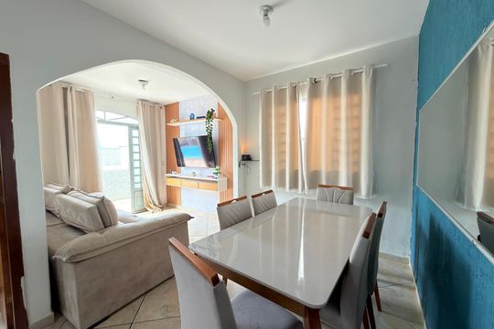 Sala de casa à venda com 3 quartos, 90m² em Jaqueline, Belo Horizonte