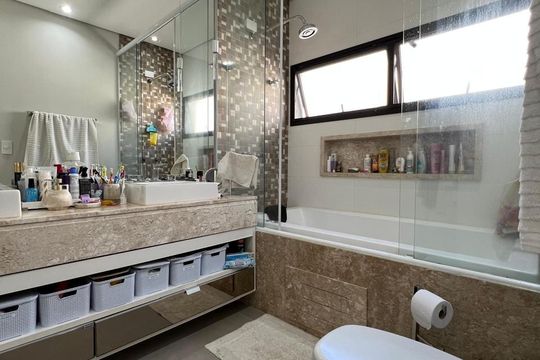 Banheiro da Suíte de casa de condomínio à venda com 4 quartos, 387m² em Alphaville, Santana de Parnaíba