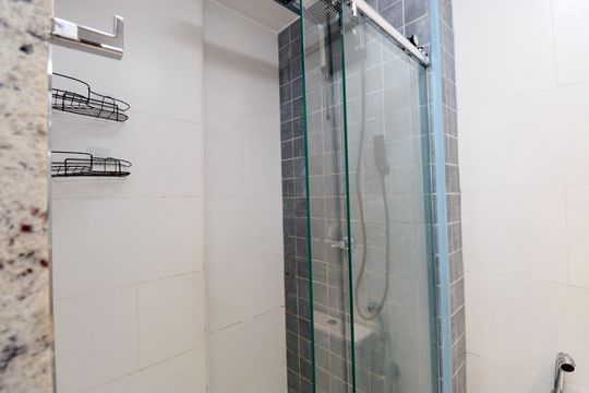 Banheiro de kitnet/studio para alugar com 1 quarto, 22m² em Stella Maris, Salvador