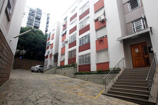 Área Comum - Estacionamento (via sorteio anual) de apartamento à venda com 1 quarto, 32m² em Petrópolis, Porto Alegre