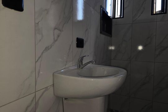 Banheiro Social de kitnet/studio para alugar com 2 quartos, 34m² em Jardim Presidente Dutra, Guarulhos