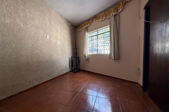 Sala de casa à venda com 2 quartos, 180m² em Carlos Prates, Belo Horizonte