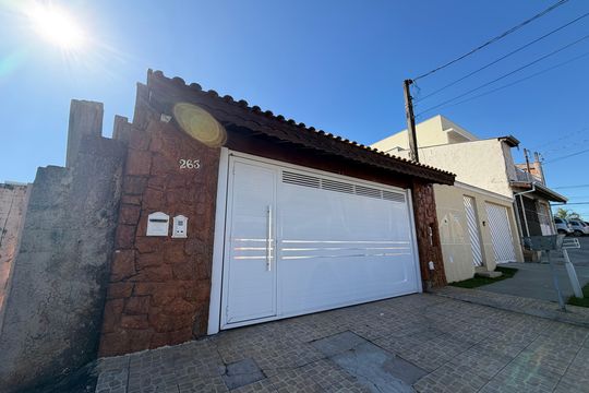 Fachada de casa à venda com 2 quartos, 146m² em Parque Residencial Jundiaí, Jundiaí