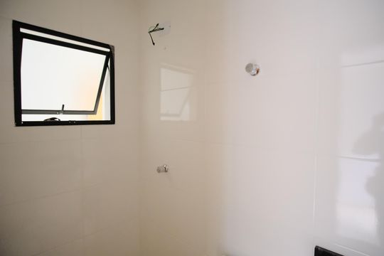 Banheiro de apartamento à venda com 1 quarto, 40m² em Vila Carrão, São Paulo