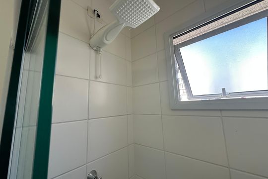 Banheiro de apartamento para alugar com 2 quartos, 52m² em Alphaville Empresarial, Barueri
