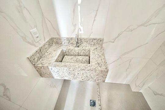 Banheiro de apartamento à venda com 2 quartos, 48m² em Vila Paiva, São Paulo