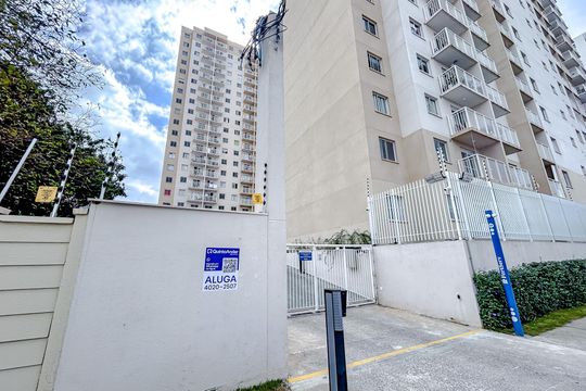 Fachada com plaquinha de apartamento para alugar com 1 quarto, 28m² em Penha de França, São Paulo