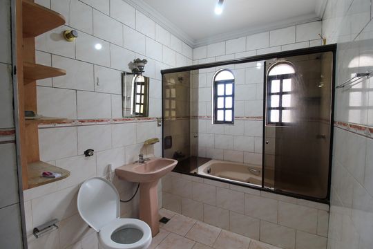 Banheiro do Quarto 1 de casa para alugar com 4 quartos, 233m² em Jardim Arpoador, São Paulo