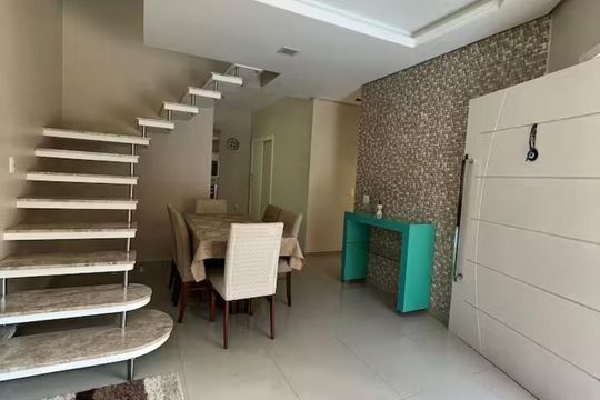Sala de casa para alugar com 2 quartos, 146m² em Praia Mole, Florianópolis