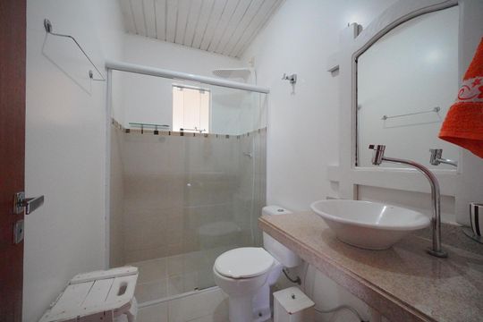 Banheiro da Suíte de apartamento para alugar com 1 quarto, 50m² em Carianos, Florianópolis