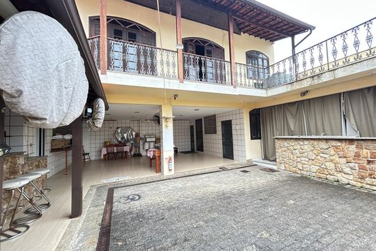 Fachada de casa à venda com 6 quartos, 493m² em Vila Valqueire, Rio de Janeiro