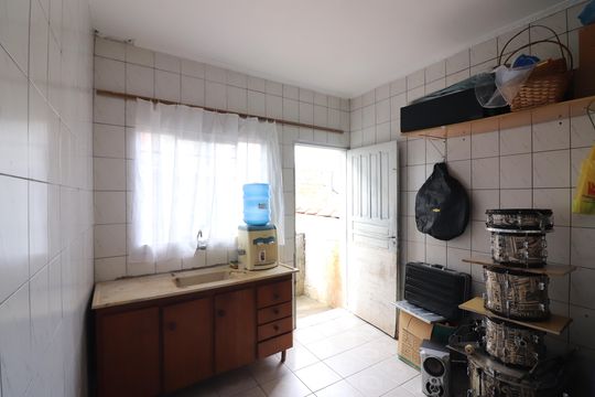 Cozinha da Edícula  de casa à venda com 3 quartos, 250m² em Jardim Calux, São Bernardo do Campo