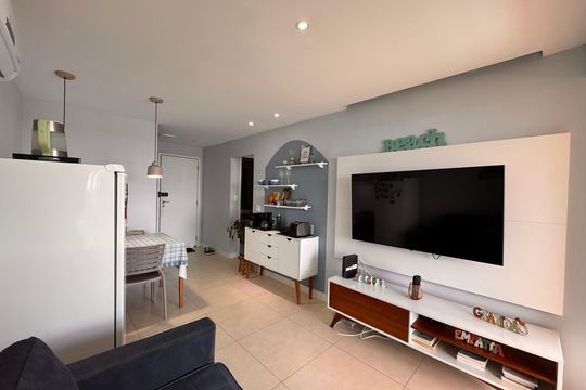 Sala de apartamento à venda com 1 quarto, 50m² em Recreio dos Bandeirantes, Rio de Janeiro