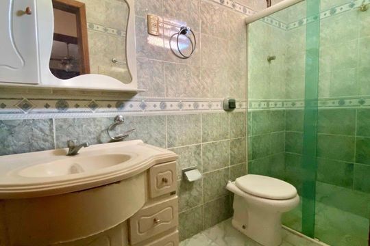 Banheiro de apartamento à venda com 2 quartos, 55m² em Passo d’Areia, Porto Alegre