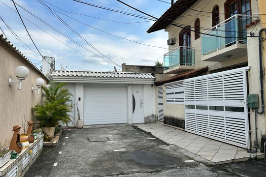 Fachada de casa de condomínio para alugar com 3 quartos, 197m² em Praça Seca, Rio de Janeiro
