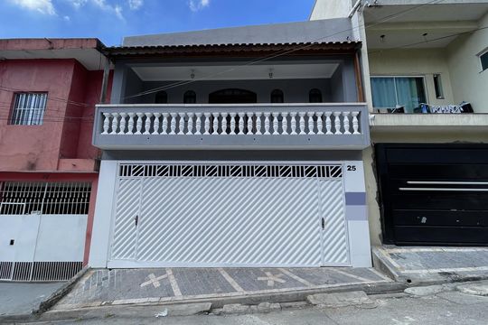 Fachada de casa para alugar com 3 quartos, 130m² em Conjunto Habitacional Aguia de Haia, São Paulo