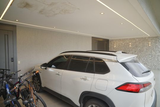Garagem de casa de condomínio para alugar com 6 quartos, 442m² em Cajueiros, Maricá