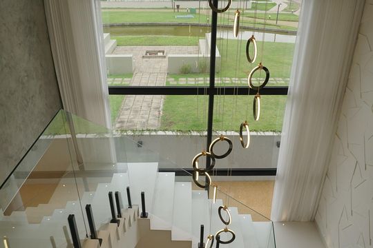 Escada de casa de condomínio para alugar com 6 quartos, 442m² em Cajueiros, Maricá