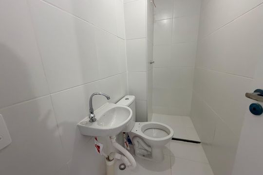 Banheiro social de apartamento para alugar com 2 quartos, 32m² em Jardim Caravelas, São Paulo