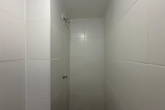 Banheiro social de apartamento para alugar com 2 quartos, 32m² em Jardim Caravelas, São Paulo
