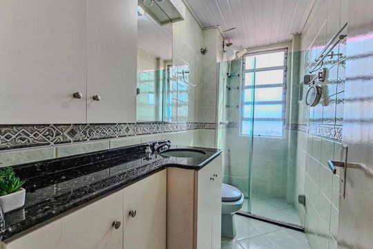 Banheiro de apartamento para alugar com 2 quartos, 63m² em Cristal, Porto Alegre