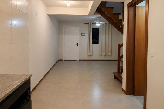 Sala / Cozinha  de casa de condomínio para alugar com 2 quartos, 55m² em Ponta Grossa, Porto Alegre