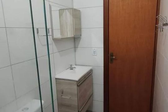 Banheiro de casa de condomínio para alugar com 2 quartos, 55m² em Ponta Grossa, Porto Alegre