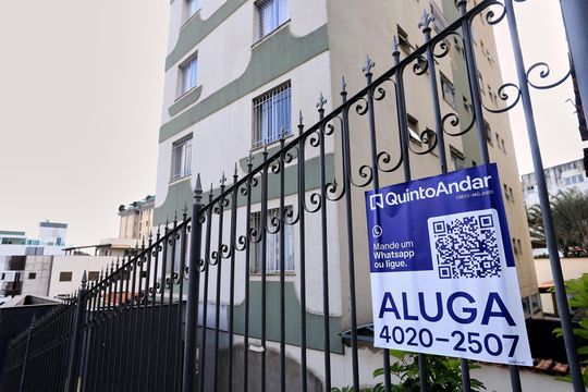 Fachada com Plaquinha de apartamento para alugar com 3 quartos, 197m² em Sagrada Família, Belo Horizonte