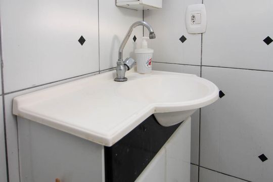 Banheiro de apartamento à venda com 2 quartos, 60m² em Parque Pinheiros, Taboão da Serra