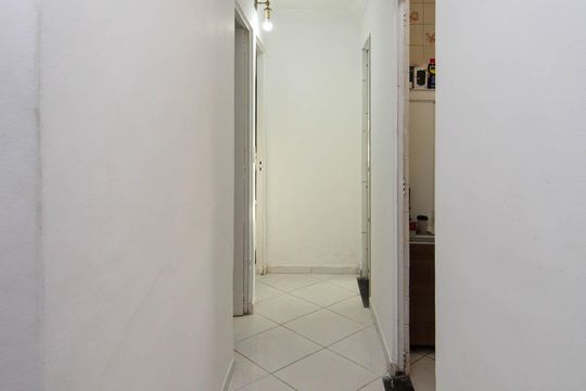 Corredor de apartamento à venda com 2 quartos, 60m² em Parque Pinheiros, Taboão da Serra