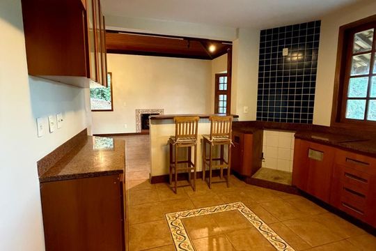Cozinha de casa de condomínio à venda com 5 quartos, 204m² em Retiro do Chalé, Brumadinho