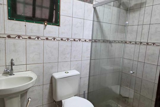 Banheiro de casa para alugar com 1 quarto, 45m² em Parque Burle, Cabo Frio