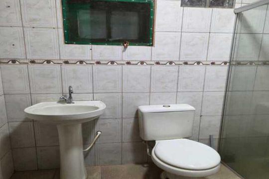 Banheiro de casa para alugar com 1 quarto, 45m² em Parque Burle, Cabo Frio
