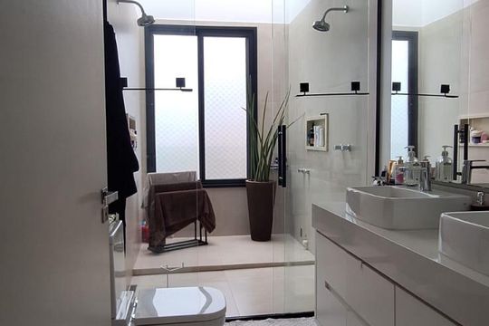 Banheiro da Suíte 2 / Principal de casa de condomínio à venda com 4 quartos, 407m² em Colinas da Anhanguera, Santana de Parnaíba